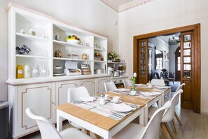 Sudah termasuk sarapan prasmanan setiap hari