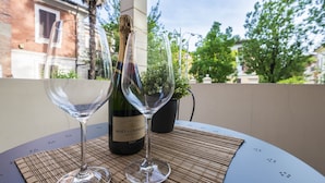 A bottle of Moët & Chandon champagne and two glasses on a table with a view of a building and trees. - Villa Savioli (Bologna)
