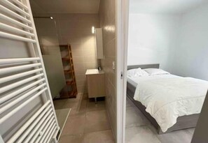 3 عدّة غرف نوم ومكواة/لوح كي