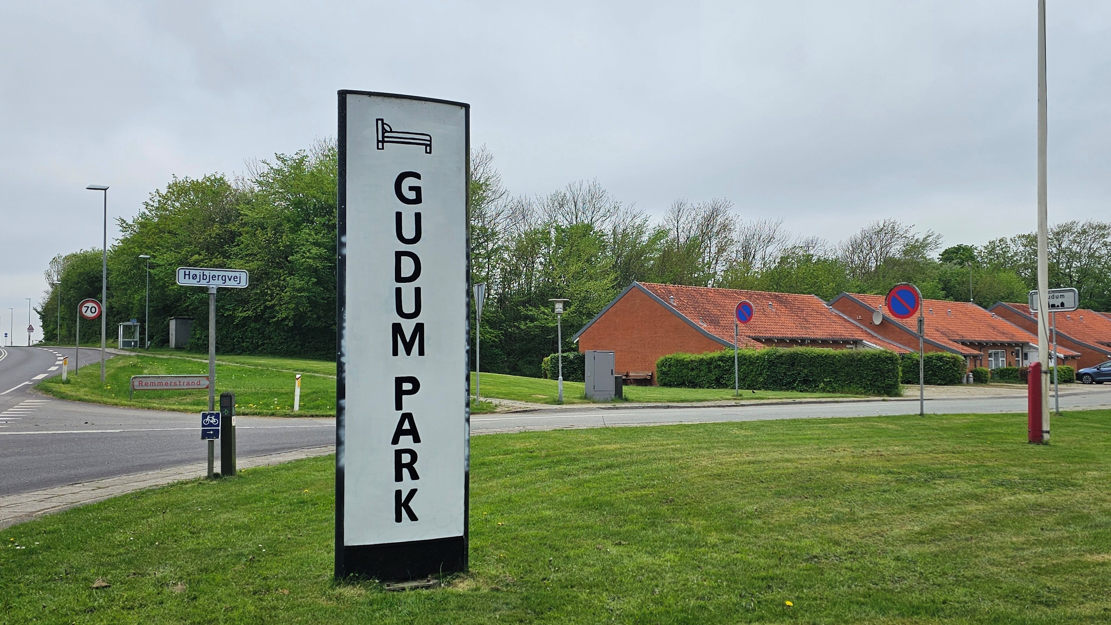 A sign for Gudum Park with a clear road sign indicating a speed limit of 70.