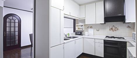 Deluxe Villa | Private kitchen | Fridge, microwave, stovetop, electric kettle