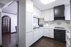 Refrigerador, microondas, placa de cocina, tetera/pava eléctrica