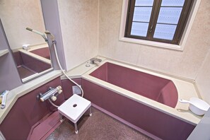 Deluxe-Villa | Badezimmer | Duschwanne, Regendusche, kostenlose Toilettenartikel, Haartrockner