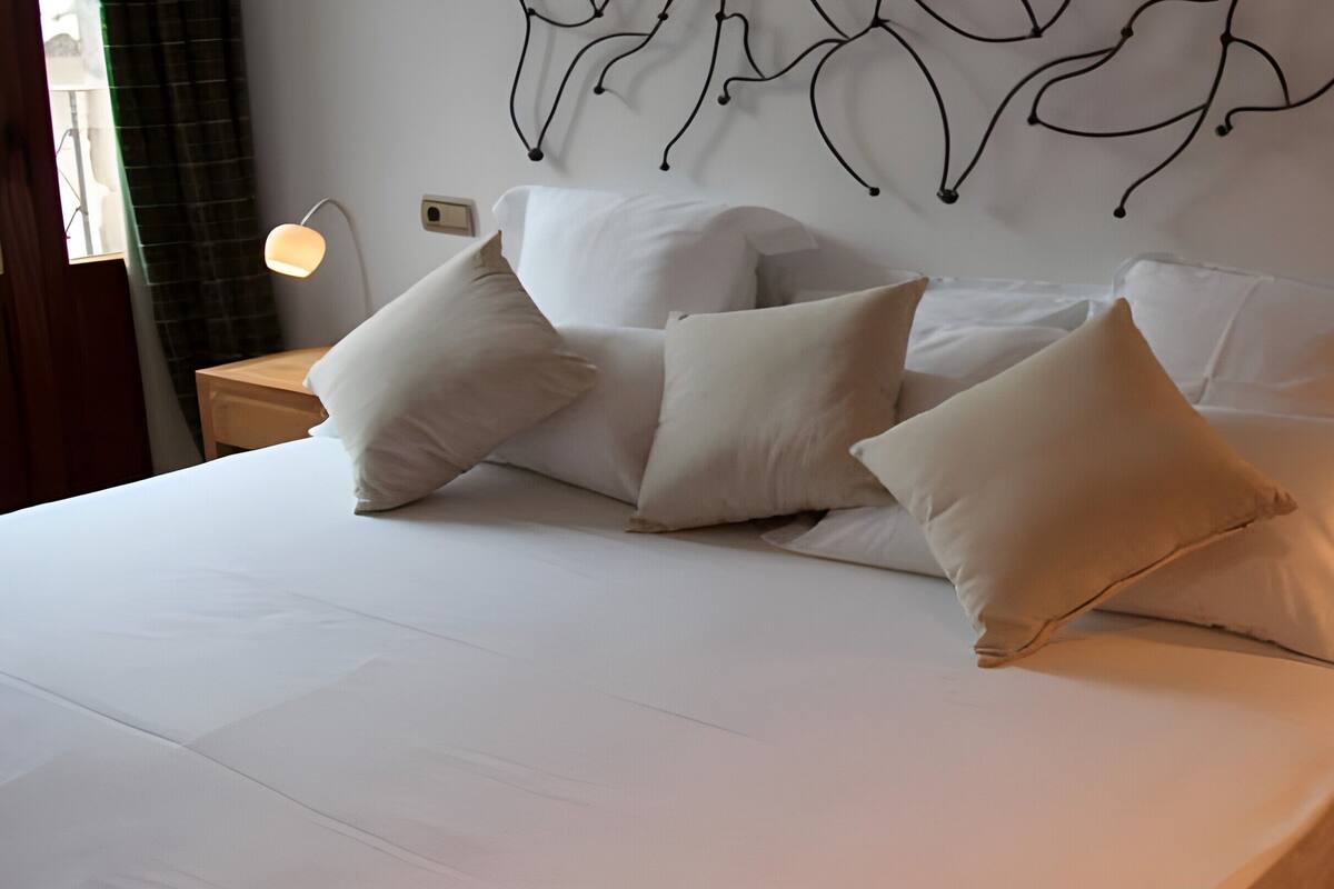Traditional Room | Premium bedding, down duvets, desk, free WiFi