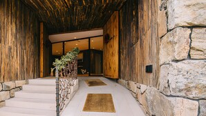 Property entrance - Hotel Quercus Tierra (Garganta de los Montes)