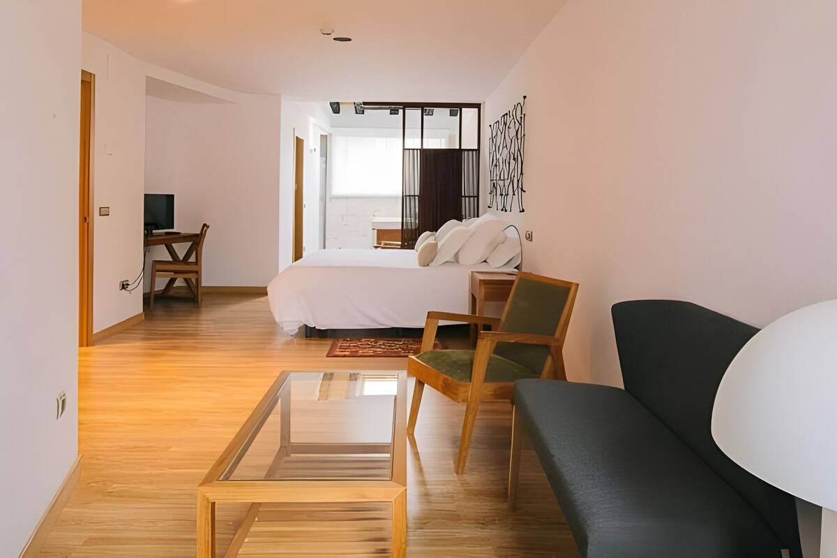 Exclusive Suite | Premium bedding, down duvets, desk, free WiFi