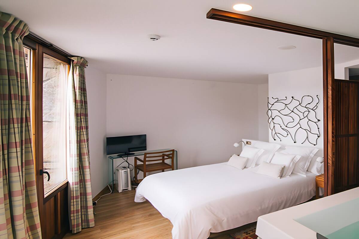 Luxury Double Room | Premium bedding, down duvets, desk, free WiFi