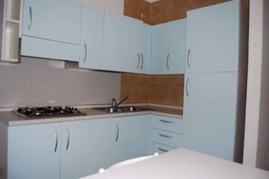 Réfrigérateur, micro-ondes, plaque de cuisson