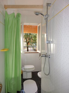 Shower - Holiday apartment with terrace and air conditioning (Bibione)