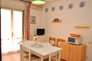 Dining - Holiday apartment with terrace and air conditioning (Bibione)
