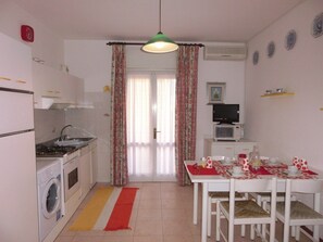 Kühlschrank, Mikrowelle, Herdplatte