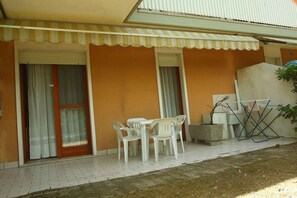 Outdoor dining - Holiday apartment mit Terrasse (Bibione)