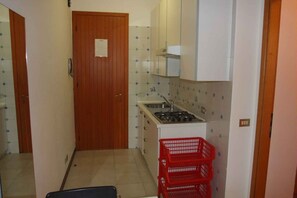 Fridge, stovetop