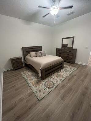 Room - Cozy 1BR Suite with Kitchenette  (Sun City Center)