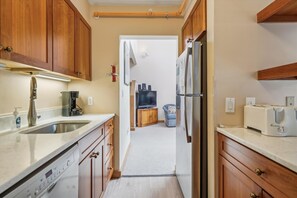 Kühlschrank, Mikrowelle, Herdplatte, Geschirrspüler