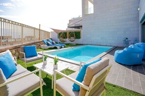 Piscina all'aperto, una piscina riscaldata