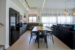 Apartamento | Cozinha americana privada | Geladeira, micro-ondas, fogão, cooktop