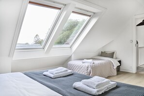 Literie hypoallergénique, rideaux occultants, fer et planche à repasser