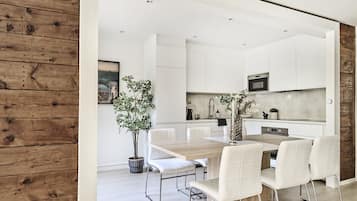 Departamento exclusivo | Cocina privada | Refrigerador con congelador, microondas, horno y parrilla de estufa