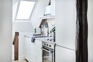 Apartamento romântico | Cozinha privada | Geladeira grande, micro-ondas, fogão, cooktop
