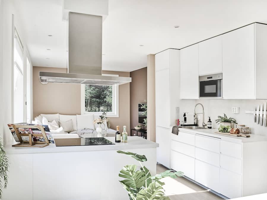 Refrigerador con freezer, microondas, horno, placa de cocina