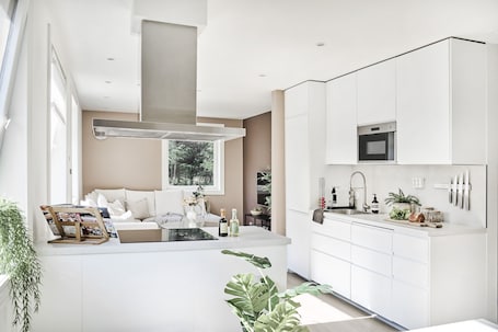 Refrigerador con freezer, microondas, horno, placa de cocina