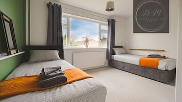 2 chambres, fer et planche à repasser, Wi-Fi, draps fournis