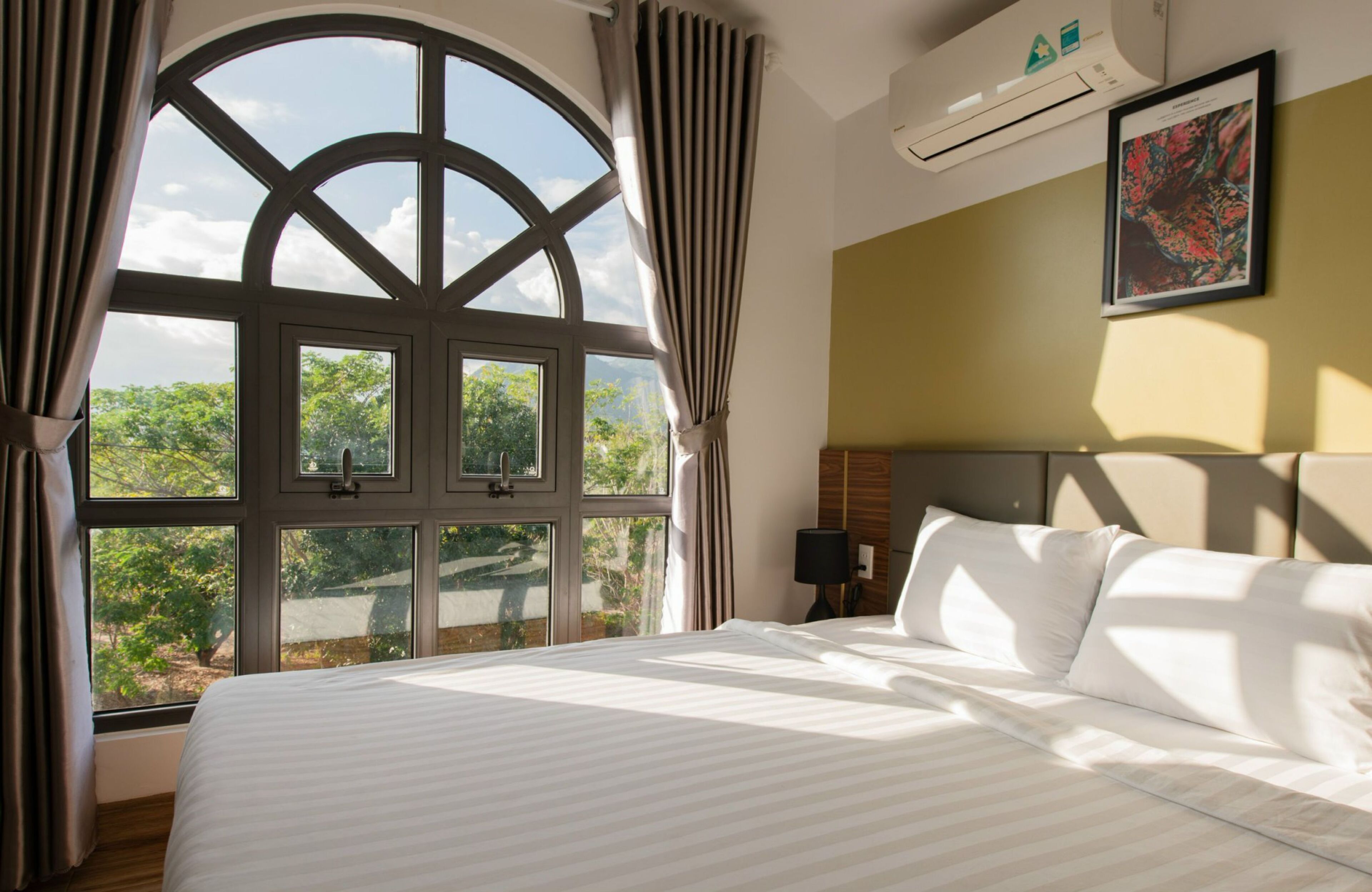 Basic Room, 1 King Bed | Desk, soundproofing, free WiFi
