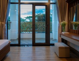 Escritorio, sistema de insonorización y wifi gratis 