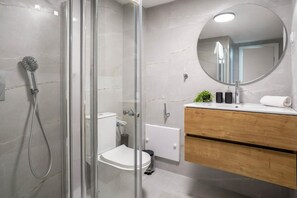 Superior Apartment | Bathroom | Shower, rainfall showerhead, hair dryer, towels - YalaRent jasmine 3BR APT (Eilat)