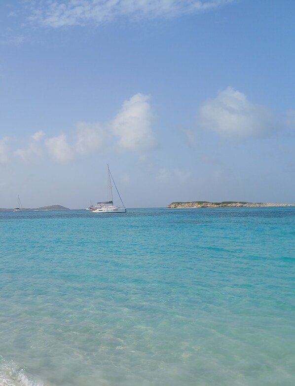 Chaises longues, serviettes de plage