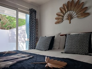 2 chambres, coffres-forts dans les chambres, bureau