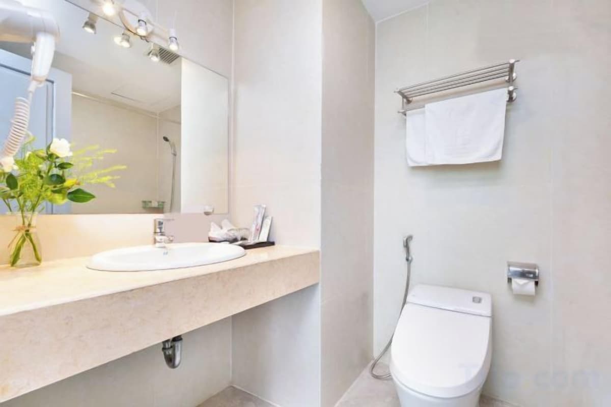 Badewanne und Dusche (separat), Haartrockner, Hausschuhe, Handtücher