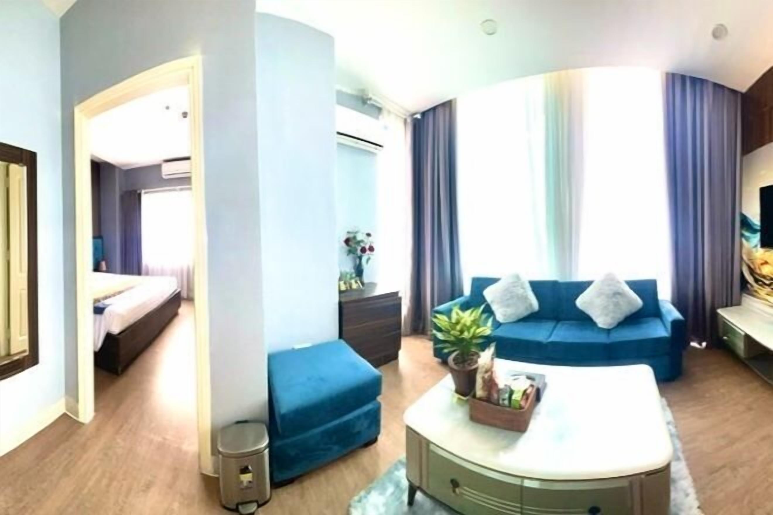 Área de sala de estar | Televisión de pantalla plana de 32 pulgadas con canales por cable 