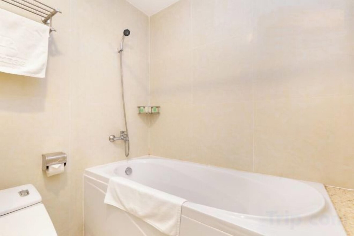 Badewanne und Dusche (separat), Haartrockner, Hausschuhe, Handtücher