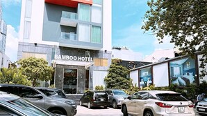 Un hôtel doté d’une façade moderne, de plusieurs étages et d’une entrée bien visible.