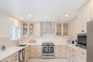Fridge, microwave, oven, stovetop - 3896 Gather and Rest - Mountain Views, Large Patio (Del Rey Oaks)