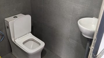 Regadera, toallas, jabón