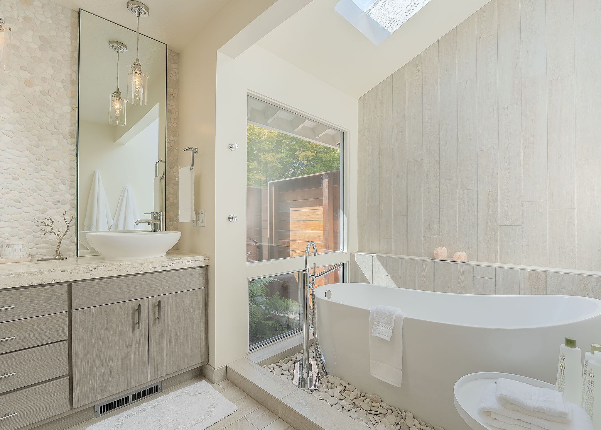 Bathtub, hair dryer, towels
