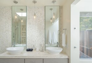 Baignoire, séchoir à cheveux, serviettes fournies