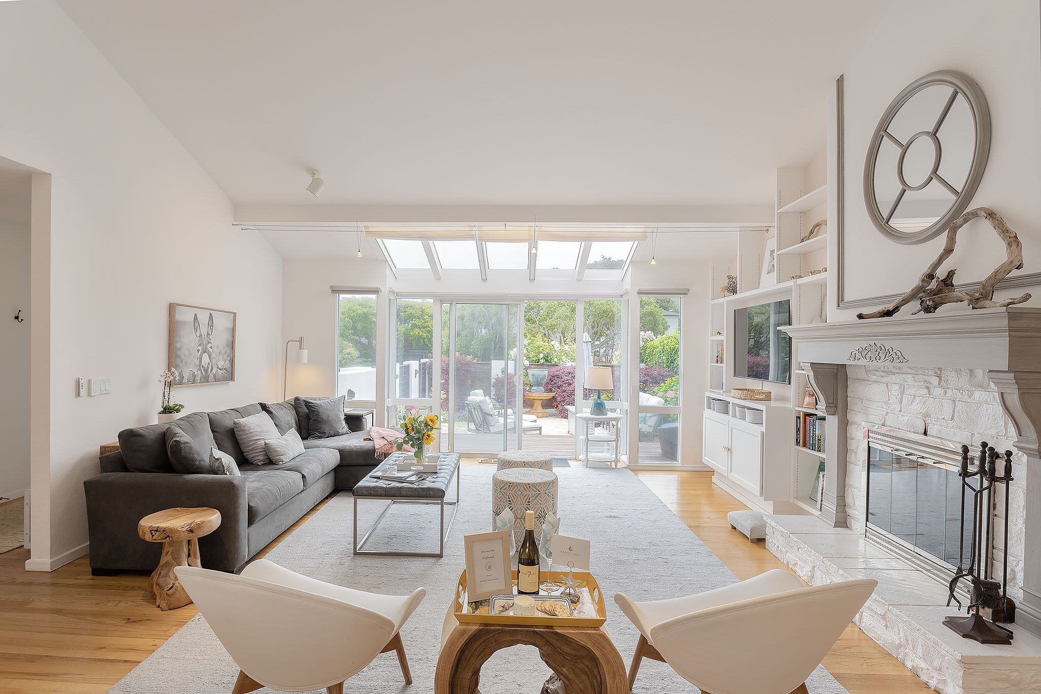 Smart TV, chimenea y libros 