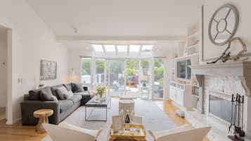 Smart-TV, Kamin, Bücher