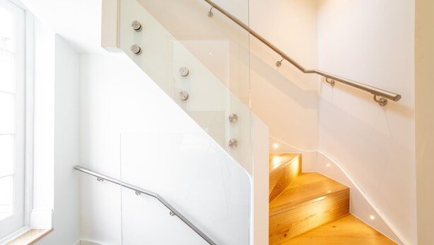 A modern staircase with glass railings and wooden steps. - 3 Bedroom flat with Terrace in Central London (London)