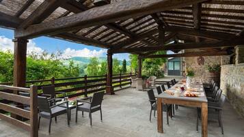 تناول الطعام بالخارج