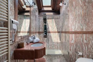 Regadera, secadora de cabello, bidet 