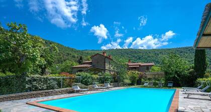 Country House / Farm House in Cortona with 7 bedrooms sleeps 14