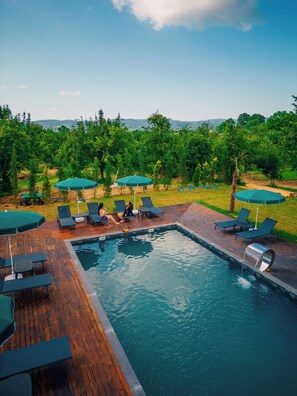 Seasonal outdoor pool, pool umbrellas, pool loungers - Palm Bungalov Hotel (Kartepe)