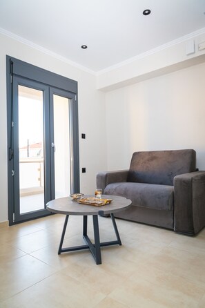 Superior Apartment - 2nd floor, 1 Queen Bed with Sofa bed, Balcony (3ppl) | Área de sala de estar | Smart TV de 32 pulgadas con canales por cable, televisión y Netflix