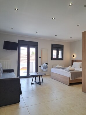 Superior Studio - 2nd floor, 1 Queen Bed with Sofa bed, Balcony (4ppl) | 1 camera, biancheria da letto ipoallergenica, cassaforte in camera