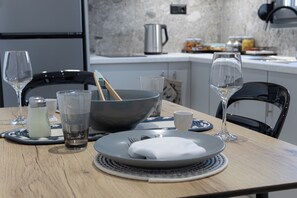 Refrigerador con congelador, parrilla de estufa y cafetera de espresso